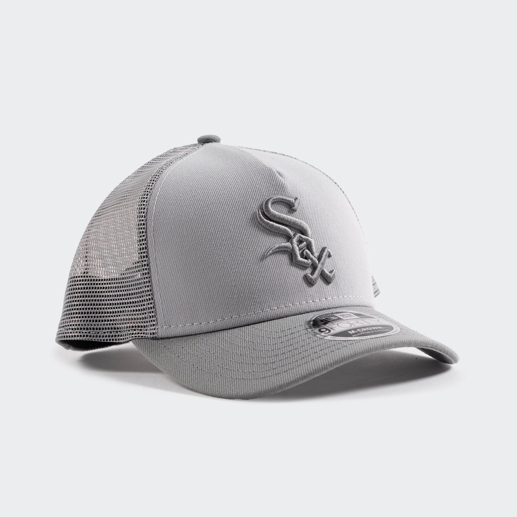 New Era Chicago White Sox 9FORTY Trucker Metallic Silver
