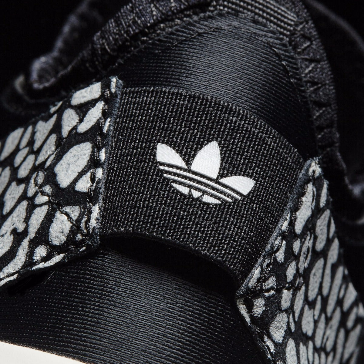 WOMEN'S ADIDAS ORIGINALS TUBULAR ENTRAP GRAPHIC PAINT PRINT